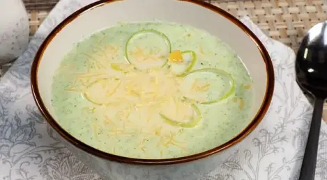 Brokkolicremesuppe mit Sahne