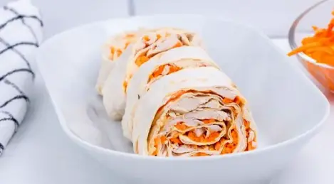 Lavash-Rolle mit Hühnchen, koreanischen Karotten und Hüttenkäse