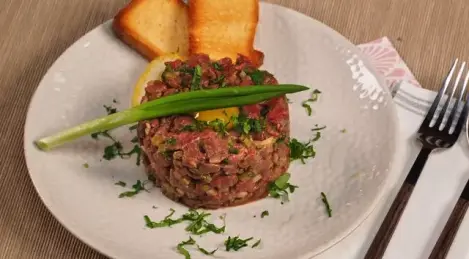 Tartare di manzo con cipolle e limone