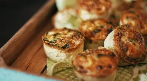 Omelettes et muffins au poulet