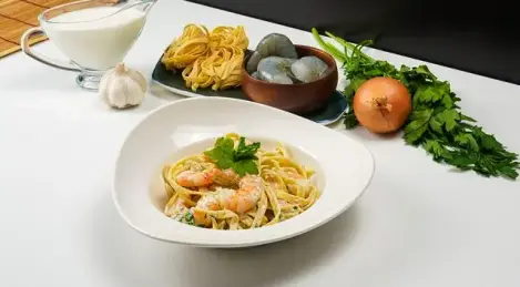 Pasta rápida con camarones en salsa cremosa de ajo