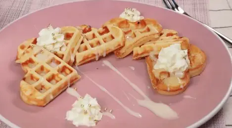 Waffles en una plancha para waffles de gas