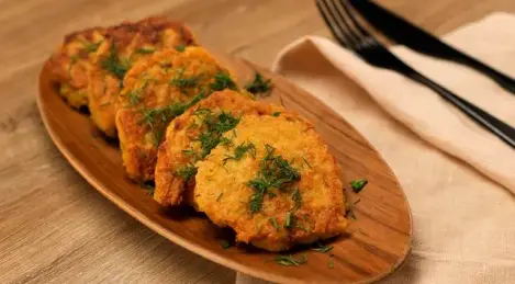 Chickpea cutlets with carrots and sour cream