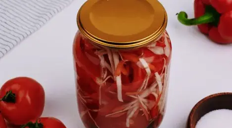 Tomates marinées au chou pour l'hiver