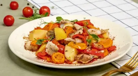Weißfisch mit Gemüse gebacken