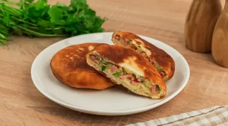 Kartoffel- und Wurstpasteten