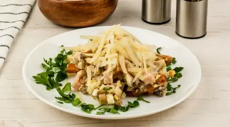 Salad with ham and mushrooms
