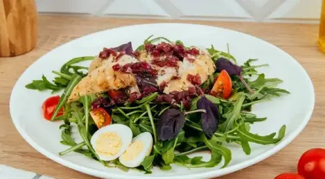 Salade de poulet à la sauce au vin