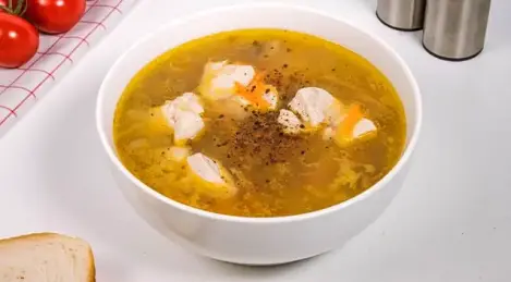 Sopa con bulgur y pollo