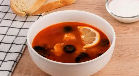 Solyanka with chicken and sausage