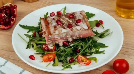 Tuna salad in creamy wine sauce