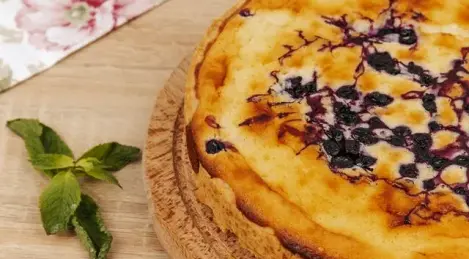 Jellied pie with berries