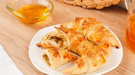Croissants mit Birne und Honig