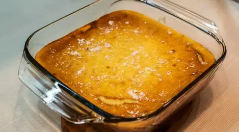 Hausgemachter Hüttenkäse-Auflauf mit Rosinen