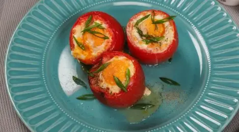 Tomates rellenos de huevo