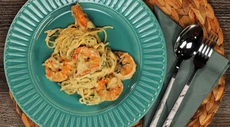 Espaguetis con camarones en salsa cremosa de ajo