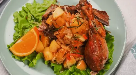 Duck with cabbage and apples