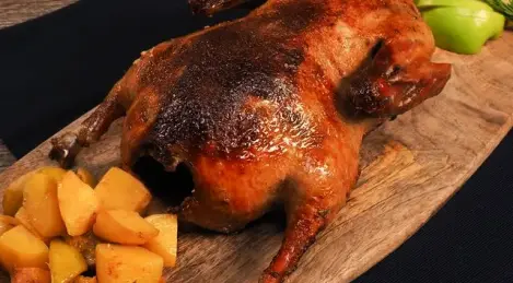 Ente mit Äpfeln und Kartoffeln