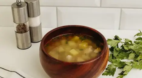 Sopa de guisantes con guisantes verdes