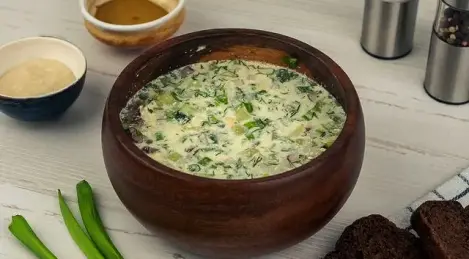 Okroshka mit Wasser und Mayonnaise und Rindfleisch