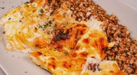 Merluzzo al forno in panna acida con formaggio