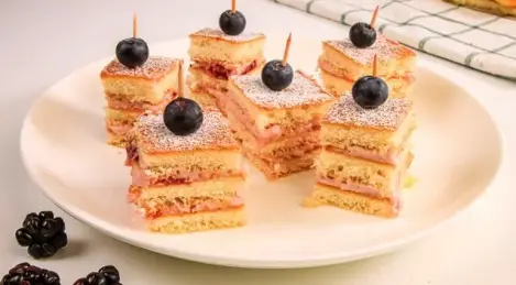 Canapé de bizcocho con mascarpone y cerezas