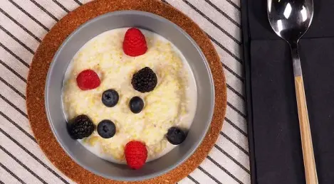 Millet porridge with milk and berries