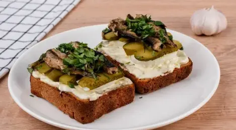 Sándwiches con espadines, huevo y pepinos encurtidos