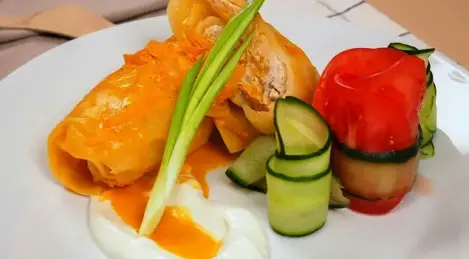 Rouleaux de chou dans une casserole