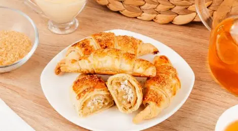Cornetti con latte condensato e scaglie di cocco