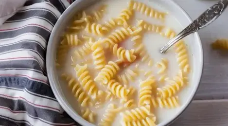 Zuppa di latte leggera con pasta