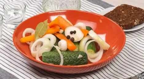 Pepinillos encurtidos con cebolla