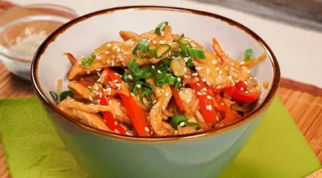 Wok mit Reis und Hühnchen