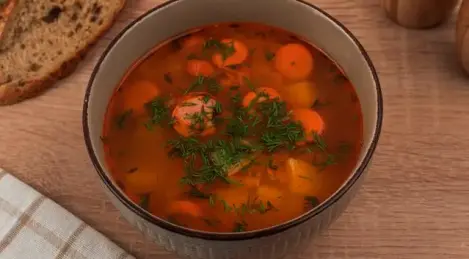 Sopa de salchichas y fideos