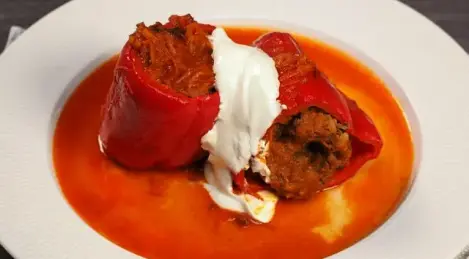 Mit Fleisch gefüllte Paprika