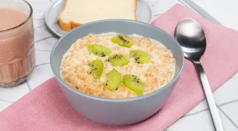 Oatmeal porridge with milk