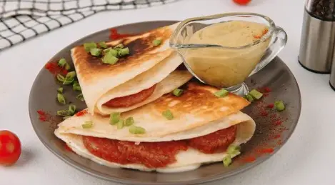 Lavash con salami y queso mozzarella