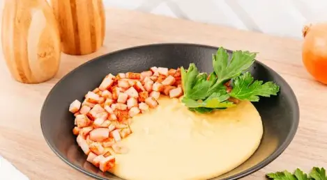 Zuppa di piselli con prosciutto