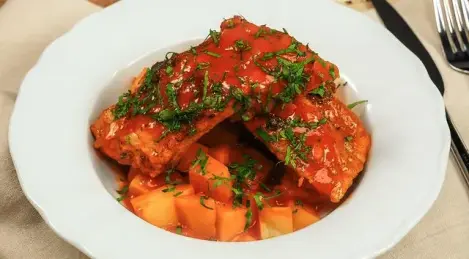 Costillas con patatas en cacerola