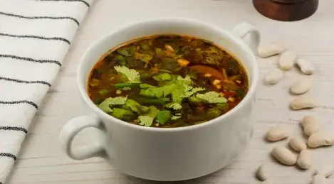 Sopa de frijoles georgiana con verduras y arroz
