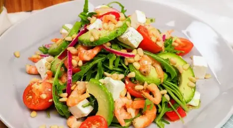 Salat mit Avocado und Pinienkernen
