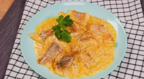 Pollock fillet in sour cream