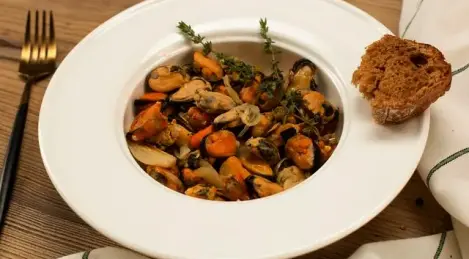 Mussels in garlic sauce