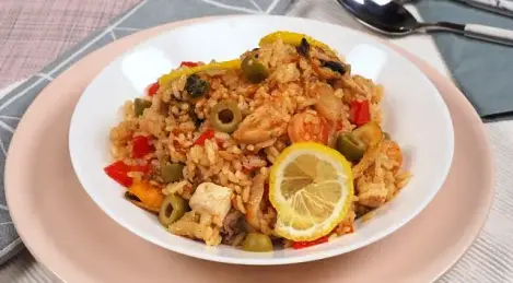 Paella con frutti di mare e pollo