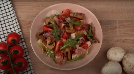 Warmer Salat mit geräuchertem Hähnchen und Speck