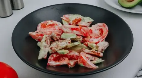 Salad with avocado and tomatoes