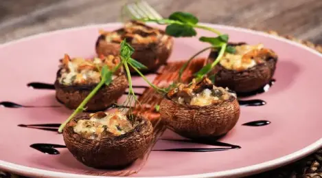 Champiñones rellenos de tocino