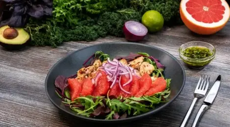 Ensalada de pollo y pomelo