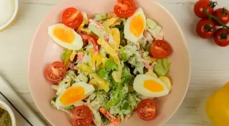 Insalata con pollo affumicato, peperoni e pomodorini