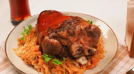 Knuckle with cabbage